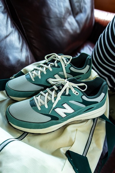 New Balance Life in Balance Sweatshirt i marinebl Kun hos ASOS
